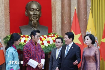 Chủ tịch nước Lương Cường và Phu nhân cùng Quốc vương Bhutan Jigme Khesar Namgyel Wangchuck và Hoàng hậu tại Phủ Chủ tịch. (Ảnh: Lâm Khánh/TTXVN