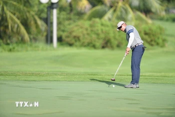Chơi golf. (Nguồn: TTXVN)