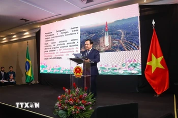 Đại sứ Việt Nam tại Brazil Bùi Văn Nghị phát biểu tại lễ kỷ niệm 80 năm Cách mạng Tháng Tám và Quốc khánh 2/9. (Ảnh: Đại sứ quán Việt Nam tại Brazil/TTXVN phát)