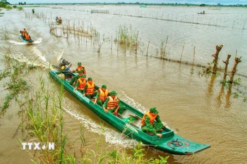 Lực lượng biên phòng tuần tra chống buôn lậu. (Ảnh: Công Mạo/TTXVN)