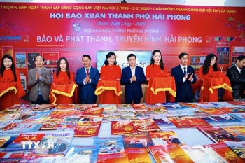 Các đại biểu cắt băng khai mạc Hội Báo Xuân Bính Ngọ 2026. (Ảnh: Minh Huệ/TTXVN)