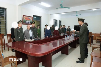 Cơ quan An ninh điều tra thi hành lệnh khám xét đối với Vũ Như Anh. (Ảnh: TTXVN phát)