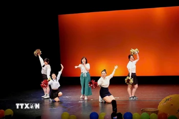 Một trong những tiết mục văn nghệ sôi động tại Ngày Việt Nam 2025 ở thủ đô Wellington của New Zealand. (Ảnh: TTXVN phát)