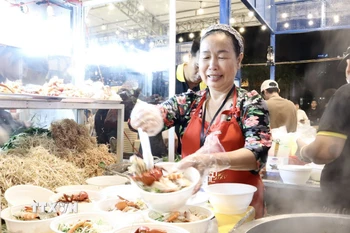 Chế biến bún nước lèo từ cua tại “Lễ hội Ẩm thực-Ngày hội Cua Cà Mau” năm 2025. (Ảnh: Xuân Anh/TTXVN)