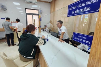 Người dân Đồng Xoài đến giải quyết hồ sơ, thủ tục hành chính ngay từ sáng sớm 16/6. (Ảnh: Đậu Tất Thành/TTXVN)