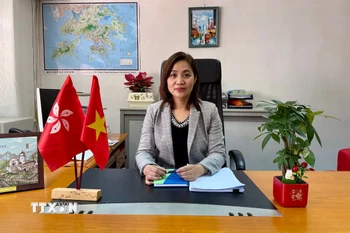 Bà Vũ Thị Thúy, Phó Tổng lãnh sự, Trưởng Thương vụ Việt Nam tại Hong Kong trả lời phỏng vấn của TTXVN. (Ảnh: Mạc Luyện/TTXVN)