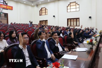 Các đại biểu biểu quyết thống nhất thông qua danh sách những người đủ tiêu chuẩn ứng cử đại biểu Hội đồng Nhân dân tỉnh Ninh Bình khóa XVI, nhiệm kỳ 2026-2031. (Ảnh: Hải Yến/TTXVN)