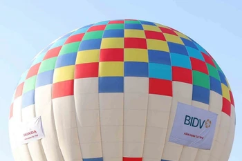 Khinh khí cầu khổng lồ với màu sắc sặc sỡ tạo điểm nhấn cho quảng trường Hồ Chí Minh, thành phố Vĩnh Yên. (Ảnh: Hoàng Hùng/TTXVN)