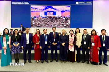 Đoàn đại biểu Việt Nam tại Kỳ họp lần thứ 43 Đại hội đồng UNESCO. (Ảnh: TTXVN phát)