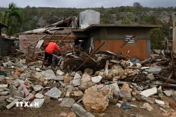 Bão Melissa đánh sập nhiều ngôi nhà ở Santiago, Cuba. (Ảnh: Reuters/TTXVN)