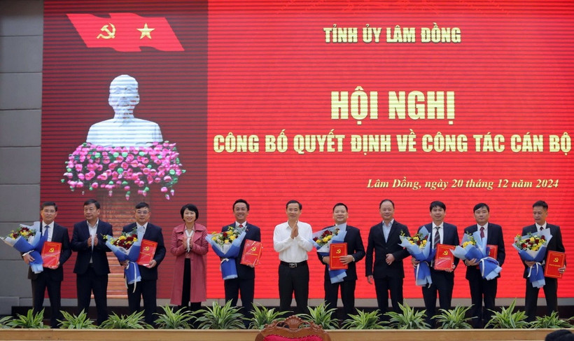 Bảy cán bộ chủ chốt lên nhận quyết định điều động của Ban Thường vụ Tỉnh ủy Lâm Đồng. (Ảnh TTXVN phát)