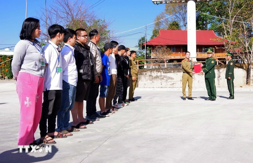 Đồn Biên phòng Cửa khẩu quốc tế Tây Trang tiếp nhận 11 công dân Việt Nam do Ty An ninh tỉnh BoKeo, Lào trao trả. (Ảnh: TTXVN phát)