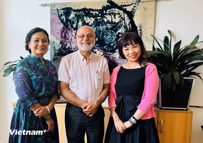 Chị Phạm Thanh Hà, chị Vũ Thị Mỹ Hạnh và Tiến sỹ Dharma Raj Bhusal, Giám đốc Dự án Dong Ban Ja. (Ảnh: Phương Hoa/Vietnam+) 