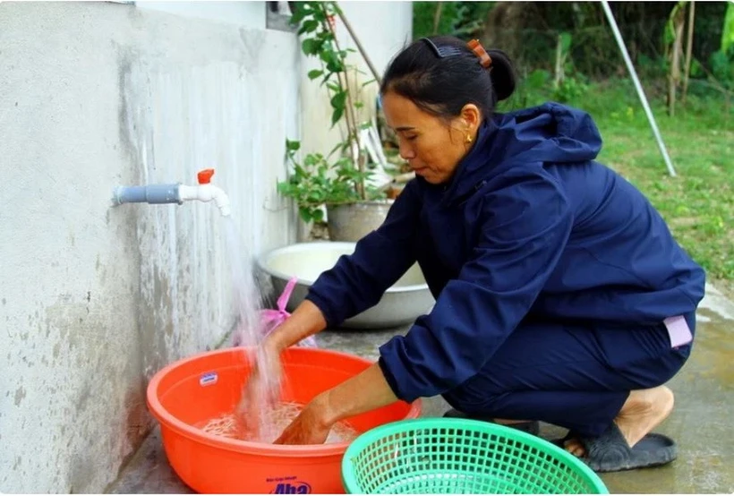 Người dân sử dụng nguồn nước sạch. (Ảnh: Tá Chuyên/TTXVN)