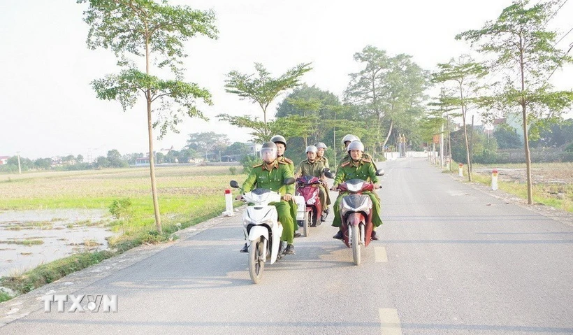 Công an xã và lực lượng tham gia bảo vệ an ninh trật tự cơ sở xã Liêm Túc, huyện Thanh Liêm tuần tra, bảo đảm an ninh trật tự trên địa bàn. (Ảnh: Thanh Tuấn/TTXVN)