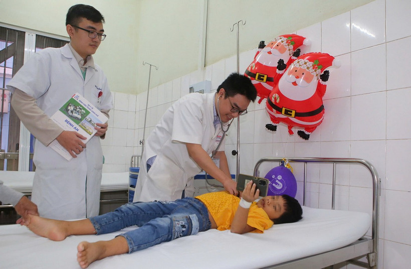 Các bác sỹ thăm khám cho cháu bé trước lúc xuất viện. (Nguồn: báo Sức khỏe và Đời sống)