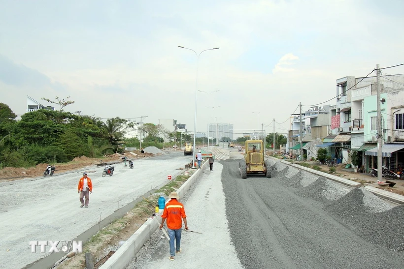 Đoạn song hành Quốc lộ 50 dài 2km, từ nút giao Trịnh Quang Nghị đến điểm giao Quốc lộ 50 đang hoàn thiện để thông xe ngày 30/12/2024. (Ảnh: Tiến Lực/TTXVN)