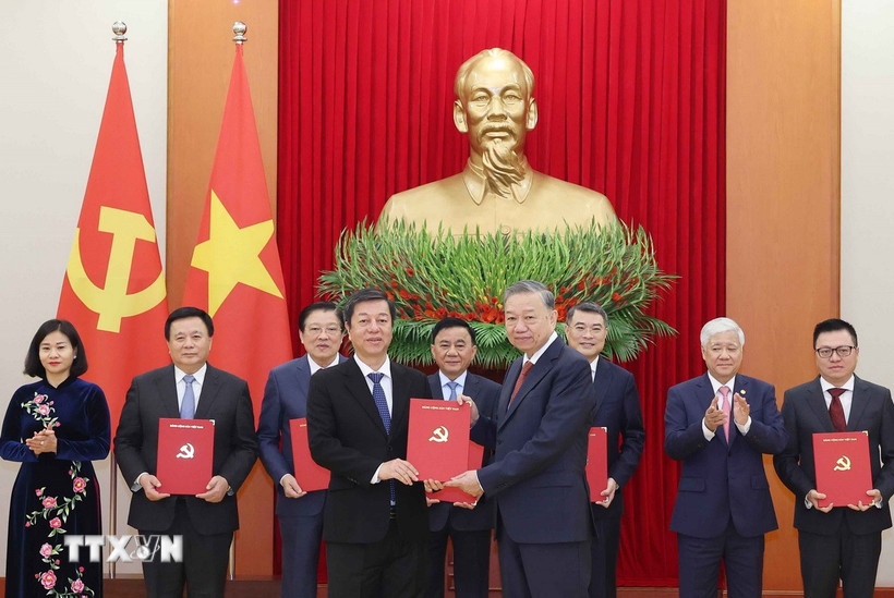 Tổng Bí thư Tô Lâm trao Quyết định của Bộ Chính trị về chức năng, nhiệm vụ, quyền hạn, tổ chức bộ máy, mối quan hệ công tác của Nhà xuất bản Chính trị quốc gia Sự thật cho đồng chí Vũ Trọng Lâm, Giám đốc-Tổng Biên tập Nhà xuất bản Chính trị quốc gia Sự thật. (Ảnh: Thống Nhất/TTXVN)