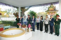 Đoàn dâng hương tại nơi các anh hùng liệt sỹ Việt Nam-Lào hy sinh trong Khu di tích Liên minh chiến đấu Lào-Việt Nam. (Ảnh: Xuân Tú/TTXVN)