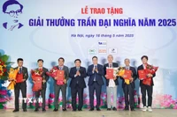 Phó Thủ tướng Nguyễn Chí Dũng và Giáo sư-Tiến sỹ Châu Văn Minh - Chủ tịch Viện Hàn lâm Khoa học và Công nghệ Việt Nam trao giải thưởng Trần Đại Nghĩa năm 2025 cho hai nhóm tác giả. (Ảnh: Hoàng Hiếu/TTXVN)