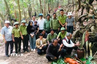 Chính quyền địa phương cùng dân làng chứng kiến Già làng làm thủ tục cúng Thần rừng trong Lễ cúng rừng. (Ảnh: Hồng Điệp/TTXVN)