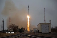 Tên lửa đẩy Soyuz-2.1 của Nga, mang theo 38 vệ tinh của 18 quốc gia, rời bệ phóng tại sân bay vũ trụ Baikonur ở Kazakhstan ngày 22/3/2021. (Ảnh: AFP/ TTXVN)