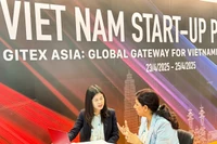 Đại diện một công ty khởi nghiệp Việt Nam trao đổi với nhà đầu tư. (Ảnh: Ngọc Khương/TTXVN)