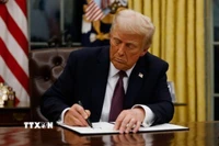 Tổng thống Mỹ Donald Trump ký sắc lệnh tại Nhà Trắng, Washington, D.C. (Ảnh: Getty Images/TTXVN)
