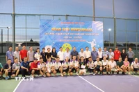 Đại sứ Việt Nam tại Lào Nguyễn Minh Tâm trao giải cho các đội đạt giải. (Ảnh: Xuân Tú/TTXVN)