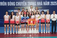 Ban Tổ chức trao giải Nhất cho đội nữ Binh chủng Thông tin-Đông Bắc. (Ảnh: Thanh Hòa/TTXVN)