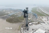 Tên lửa Starship của SpaceX trên bệ phóng tại cơ sở phóng vệ tinh Starbase ở Boca Chica, Texas (Mỹ). (Ảnh: THX/TTXVN)