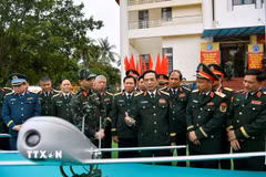 Đại tướng Phan Văn Giang, Ủy viên Bộ Chính trị, Phó Bí thư Quân ủy Trung ương, Phó Thủ tướng Chính phủ, Bộ trưởng Bộ Quốc phòng và các đại biểu tham quan trưng bày vũ khí, trang bị kỹ thuật không người lái. (Ảnh: TTXVN phát)