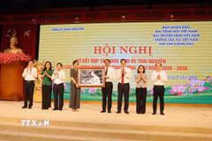 Lãnh đạo tỉnh Thái Nguyên tặng ảnh Chủ tịch Hồ Chí Minh cho Ban lãnh đạo Thông tấn xã Việt Nam. (Ảnh: Trần Trang/TTXVN)