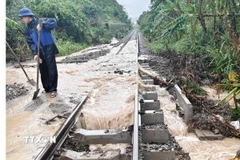 Một đoạn đường sắt đi qua tỉnh Đắk Lắk bị mưa lũ làm hư hỏng. (Ảnh: TTXVN phát)