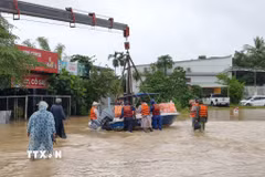 Đưa canô vào vùng rốn lũ hỗ trợ người dân Khánh Hòa bị cô lập trong mưa lũ tháng 11/2025. Ảnh: Nguyễn Thành - TTXVN