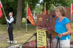 Những người Cộng sản Canada tôn vinh những anh hùng của các phong trào cách mạng trên khắp thế giới, trong đó có Chủ tịch Hồ Chí Minh của Việt Nam. (Ảnh: TTXVN)