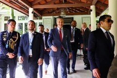 Bộ trưởng Quốc phòng Mỹ Pete Hegseth rời đi sau cuộc họp song phương bên lề Đối thoại Shangri-La ngày 30/5. (Ảnh: Reuters)