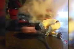 Tây Ninh: Giải cứu 2 người trên xe ôtô đang bốc cháy ngùn ngụt