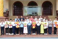 Các đồng chí lãnh đạo tỉnh Bắc Ninh trao Bằng khen cho học sinh đoạt giải tại các kỳ thi Olympic khu vực. (Ảnh: Thái Hùng/TTXVN)