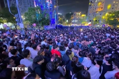 Trong ảnh: Cánh trái sân khấu chính ở phố đi bộ Nguyễn Huệ đông kín người. (Ảnh: Hồng Giang/TTXVN)