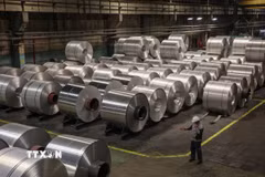 Các cuộn nhôm tại một nhà máy. (Ảnh minh họa: Bloomberg/TTXVN)