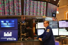 Giao dịch viên tại sàn chứng khoán New York, Mỹ. (Ảnh: THX/TTXVN)