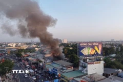 Đám cháy bùng phát tại căn nhà gần ngã tư Bình Phước (quốc lộ 13, phường Hiệp Bình Phước, thành phố Thủ Đức, TP Hồ Chí Minh). (Ảnh: TTXVN phát)