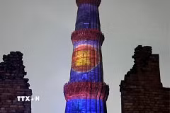 Hình ảnh lá cờ ASEAN hiện lên rực rỡ trên tòa tháp Qutub Minar cổ kính ở thủ đô New Delhi, Ấn Độ. (Ảnh: Quang Trung/TTXVN)