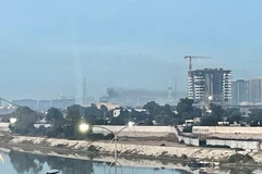 Khói bốc lên bên trong đại sứ quán Mỹ ở Baghdad, Iraq, ngày 14/3. (Ảnh: AFP) 