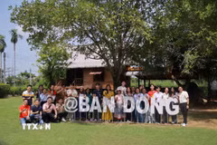 Đoàn về nguồn của Lưu học sinh Việt Nam tại Thái Lan chụp ảnh lưu niệm ở Bảo tàng Bản Đông Hồ Chí Minh, tỉnh Phichit. (Ảnh: TTXVN phát)