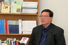 Phó Giáo sư, Tiến sỹ Hồ Quốc Tuấn, Đại học Bristol (Anh) trả lời phỏng vấn của phóng viên TTXVN tại Anh. (Ảnh: Hữu Tiến/TTXVN) 