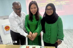 Đại sứ Trịnh Thị Tâm và Thứ trưởng Ngoại giao Maldives Aminath Shabeena cắt bánh tại buổi Lễ kỷ niệm. (Ảnh: TTXVN phát) 