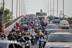 Cầu Bình Triệu 2 được phân luồng, lưu thông 2 chiều dẫn đến các phương tiện dồn tắc. (Ảnh: Tiến Lực/TTXVN)