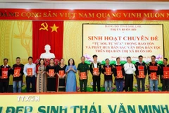 Năm 2024, Đảng bộ thị xã Buôn Hồ đã xây dựng được 102 “Sổ tiết kiệm Búa liềm vàng”, trao tặng 99 đảng viên khó khăn là người đồng bào dân tộc thiểu số tại buôn kết nghĩa. (Ảnh: TTXVN phát)